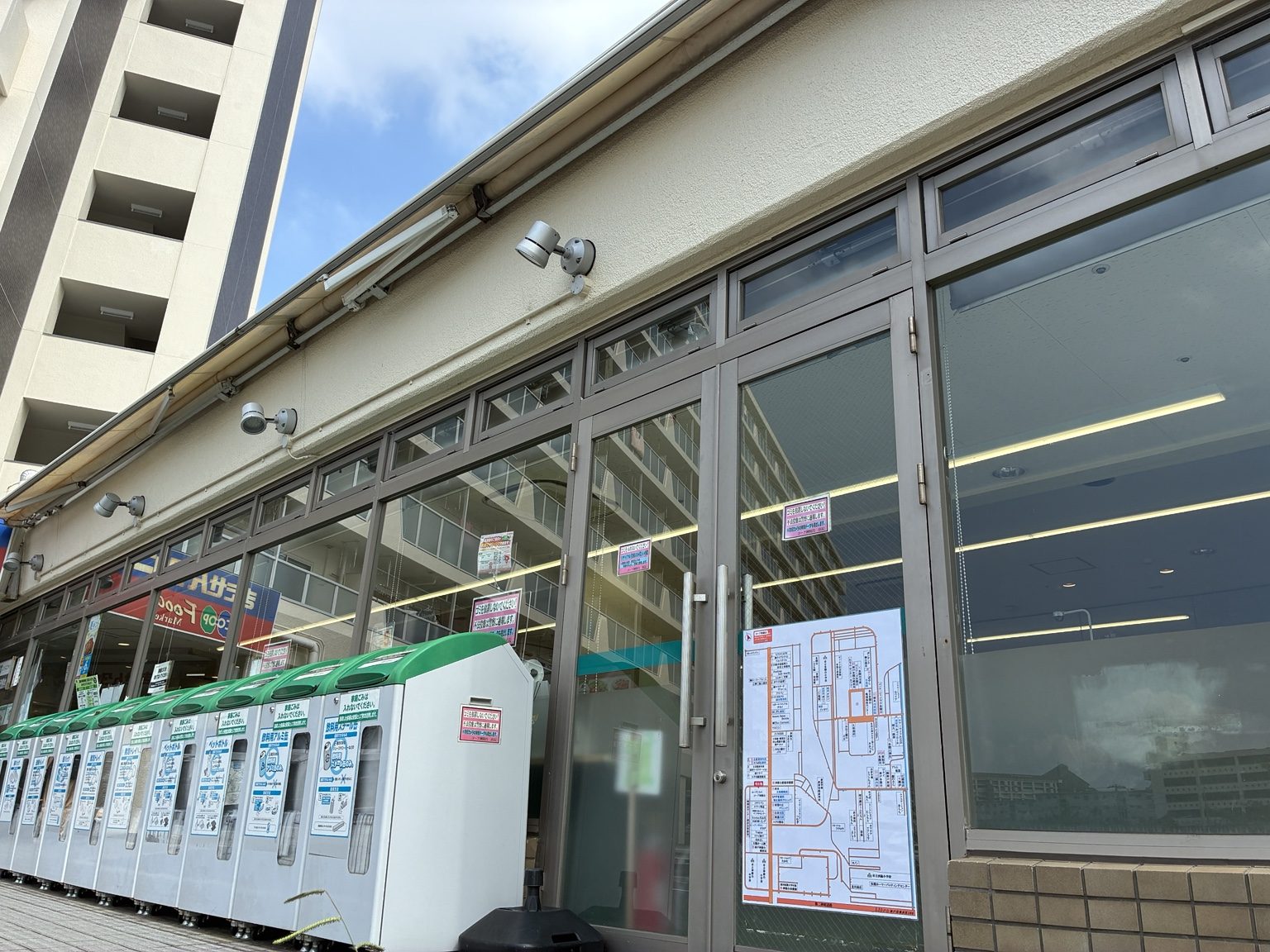 神戸市垂水区の商業施設入口に設置された案内地図看板