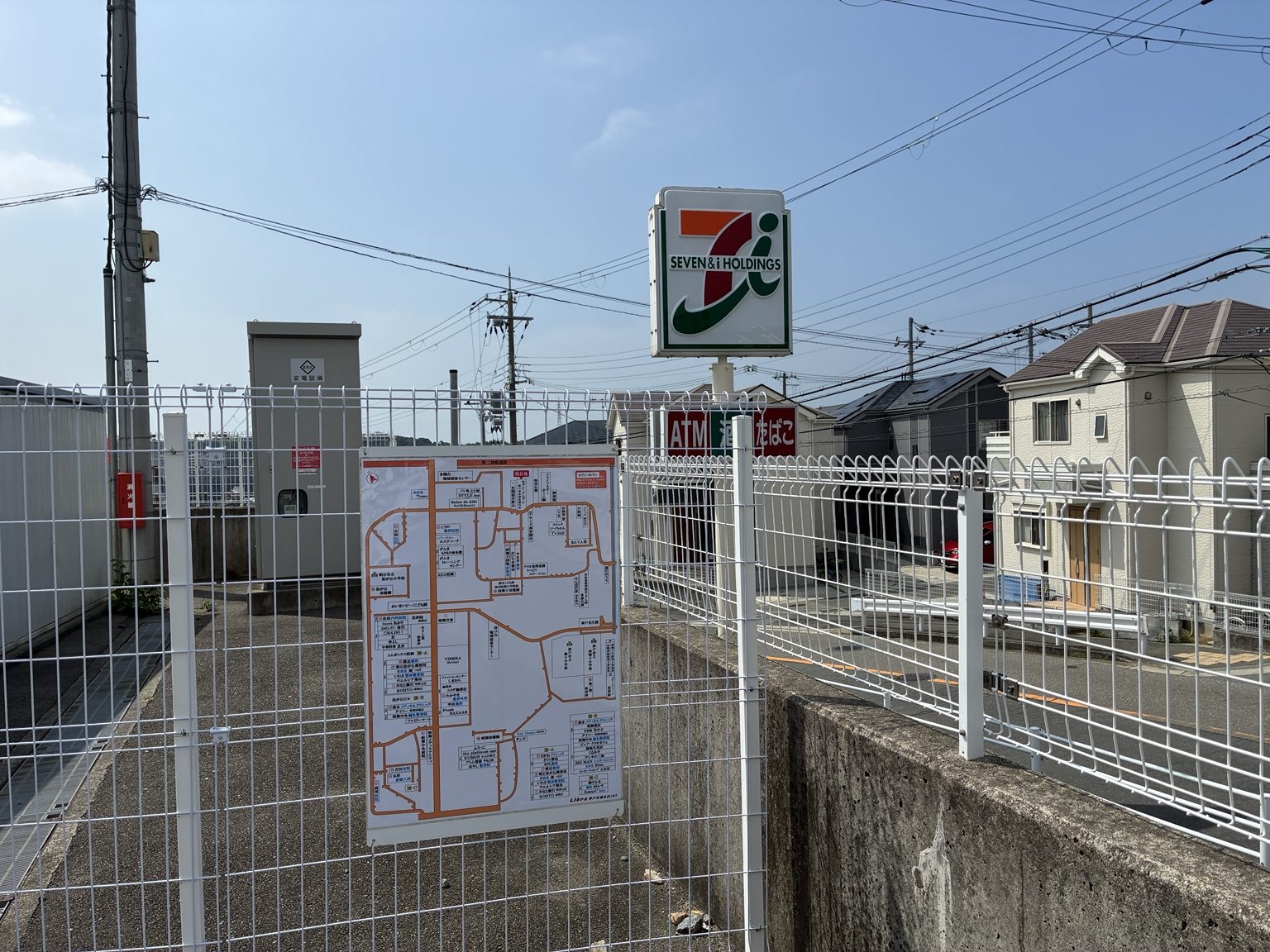 神戸市垂水区のコンビニエンスストア横に設置された案内地図看板