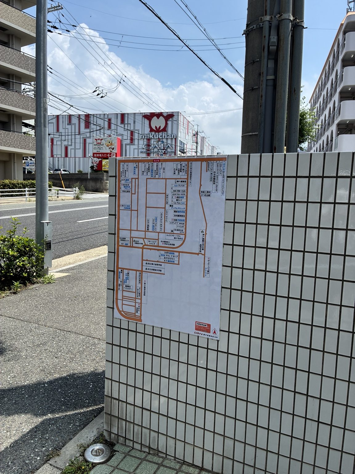 神戸市垂水区の施設外壁に設置された案内地図看板
