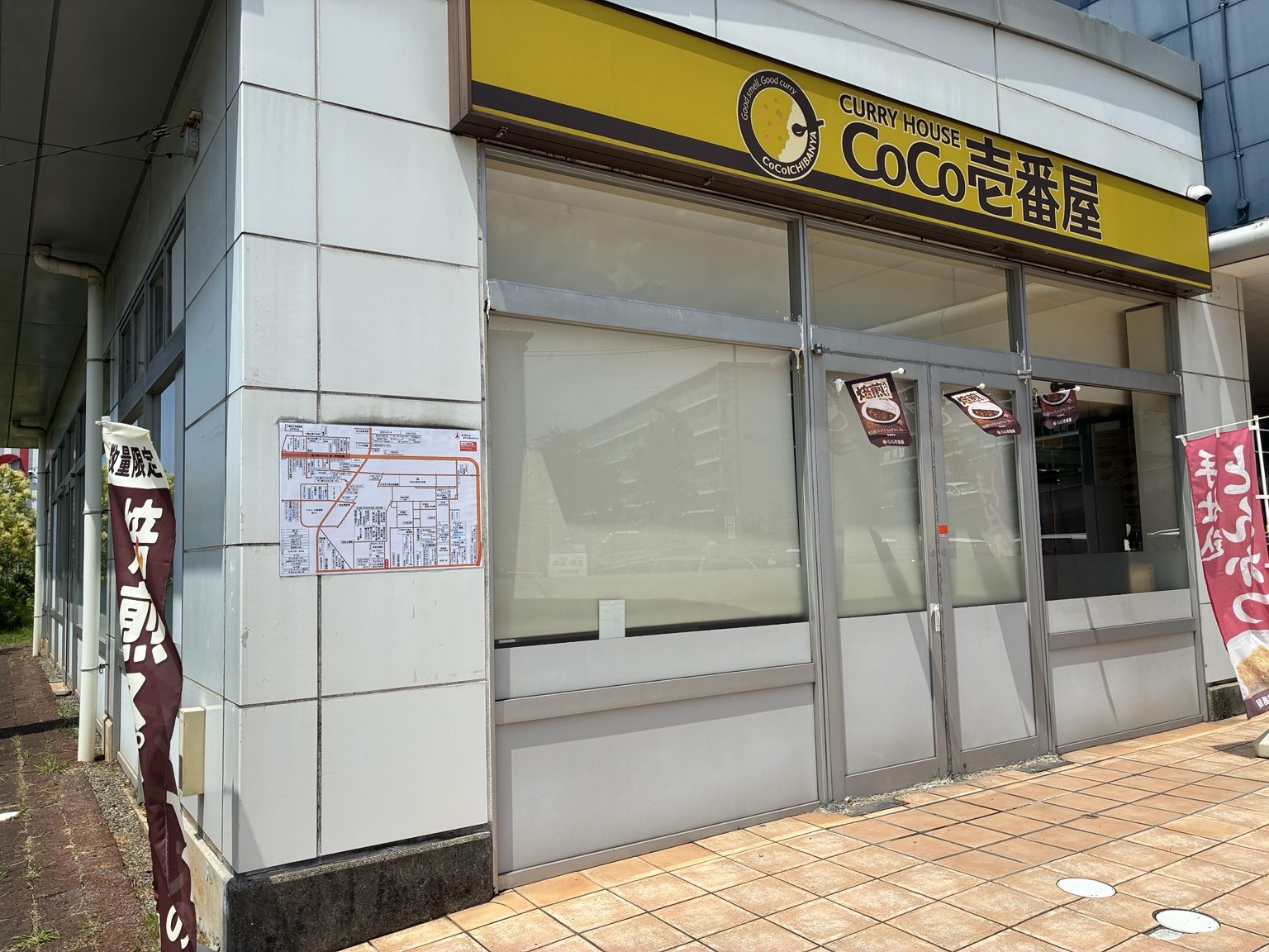 神戸市垂水区の飲食店入口に設置された案内地図看板