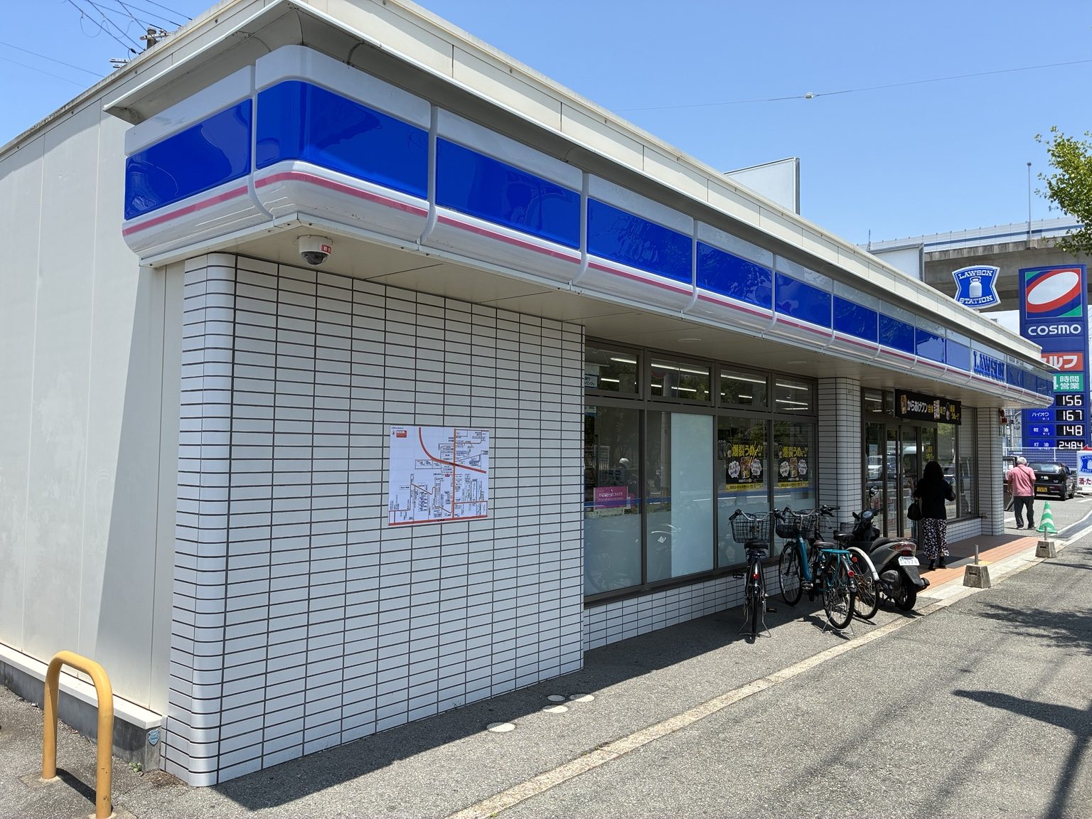 神戸市垂水区のコンビニエンスストア外壁に設置された案内地図看板