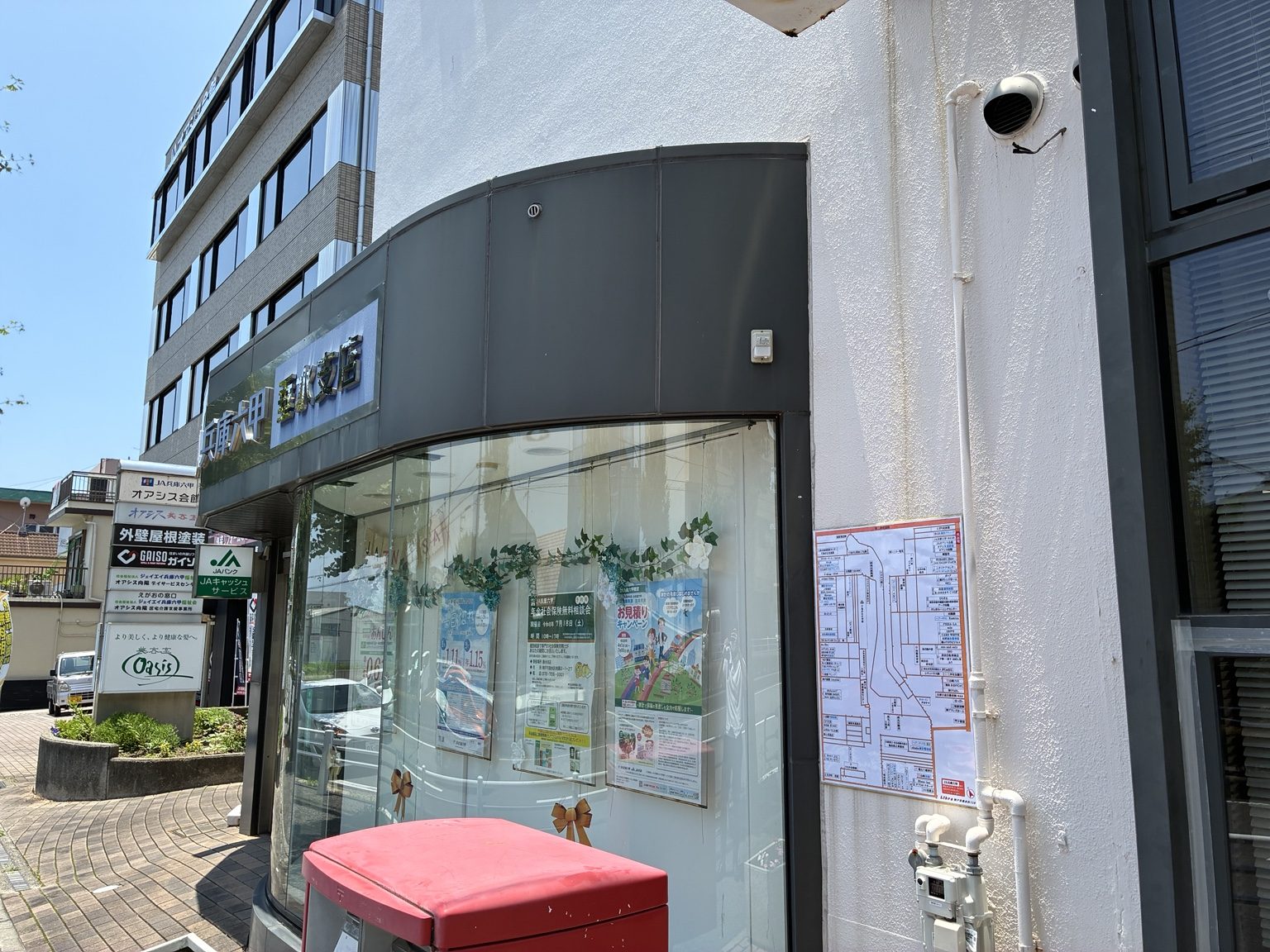神戸市垂水区の金融機関外壁に設置された案内地図看板