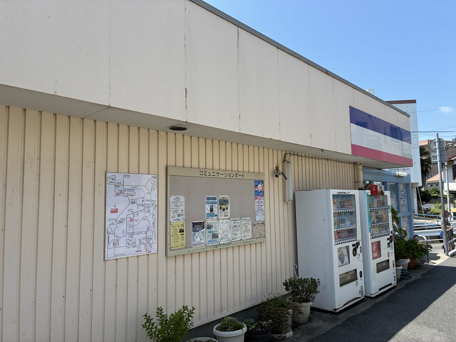 神戸市垂水区の商業施設外壁に設置された案内地図看板