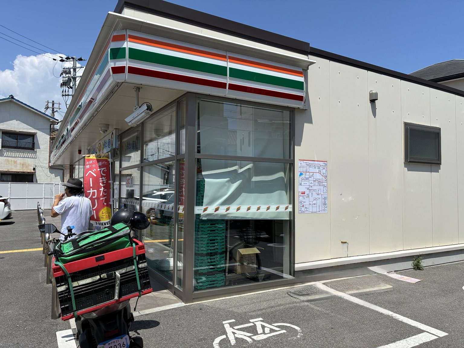 神戸市垂水区のコンビニエンスストア外壁に設置された案内地図看板