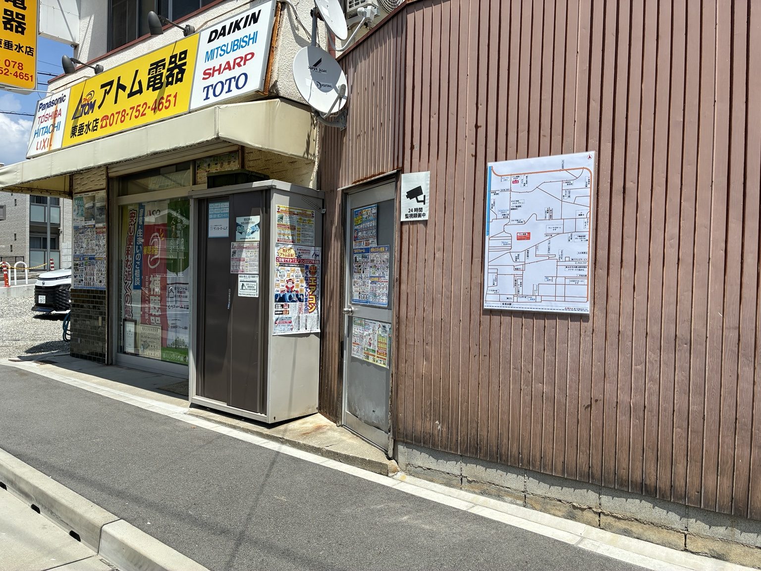 神戸市垂水区の店舗外壁に設置された案内地図看板