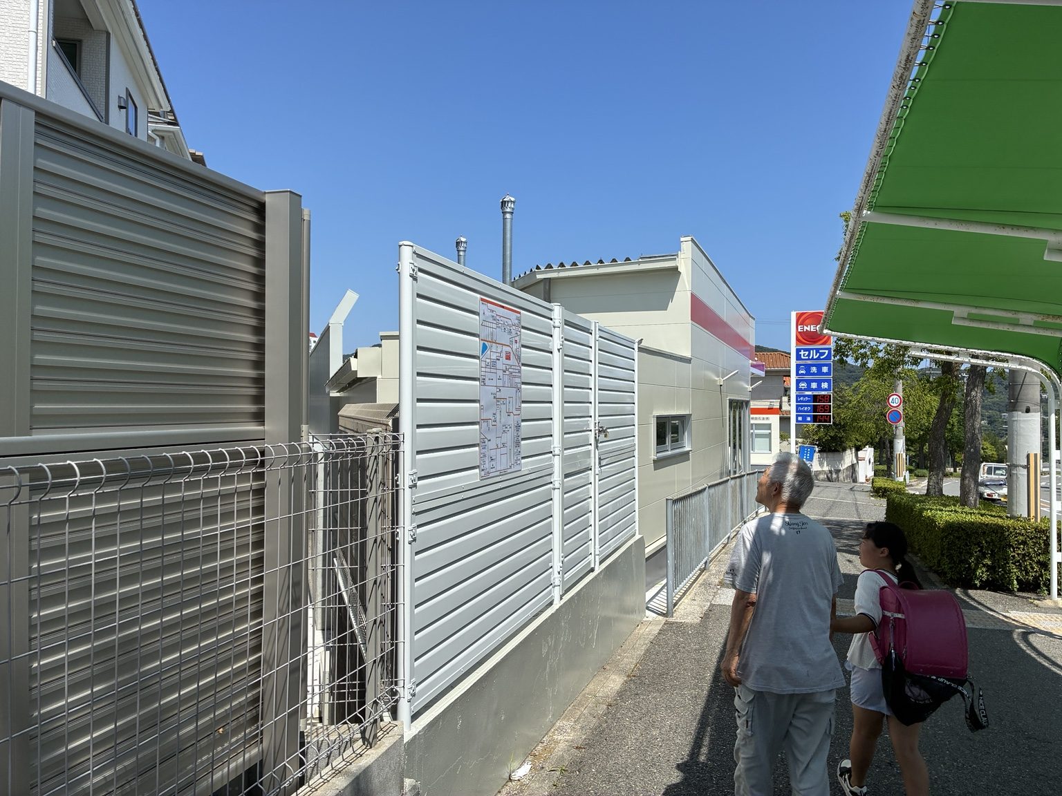 神戸市垂水区の生活道路沿いに設置された案内地図看板