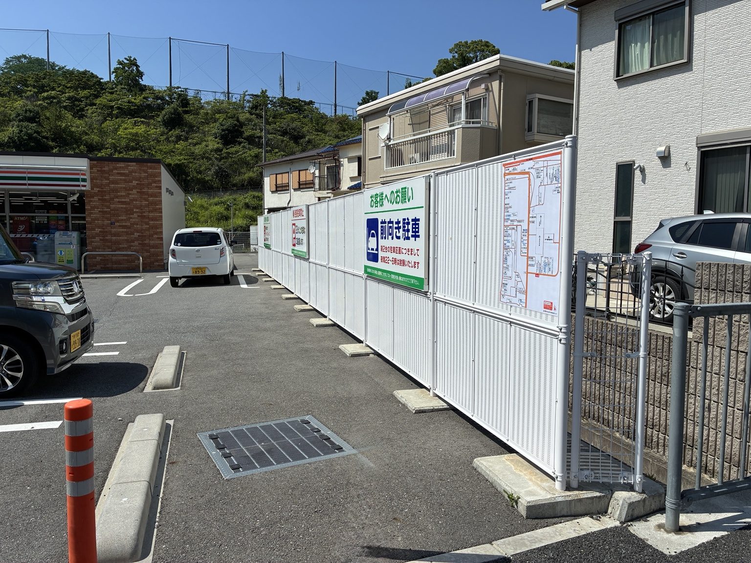 神戸市垂水区のコンビニエンスストア横に設置された案内地図看板