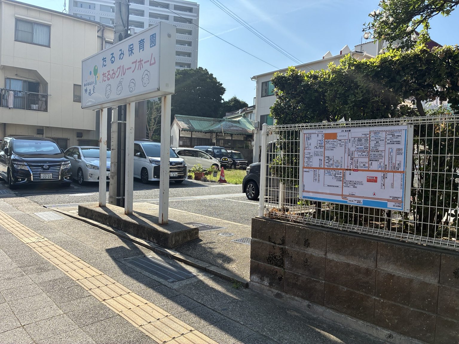 神戸市垂水区の保育施設前に設置された案内地図看板