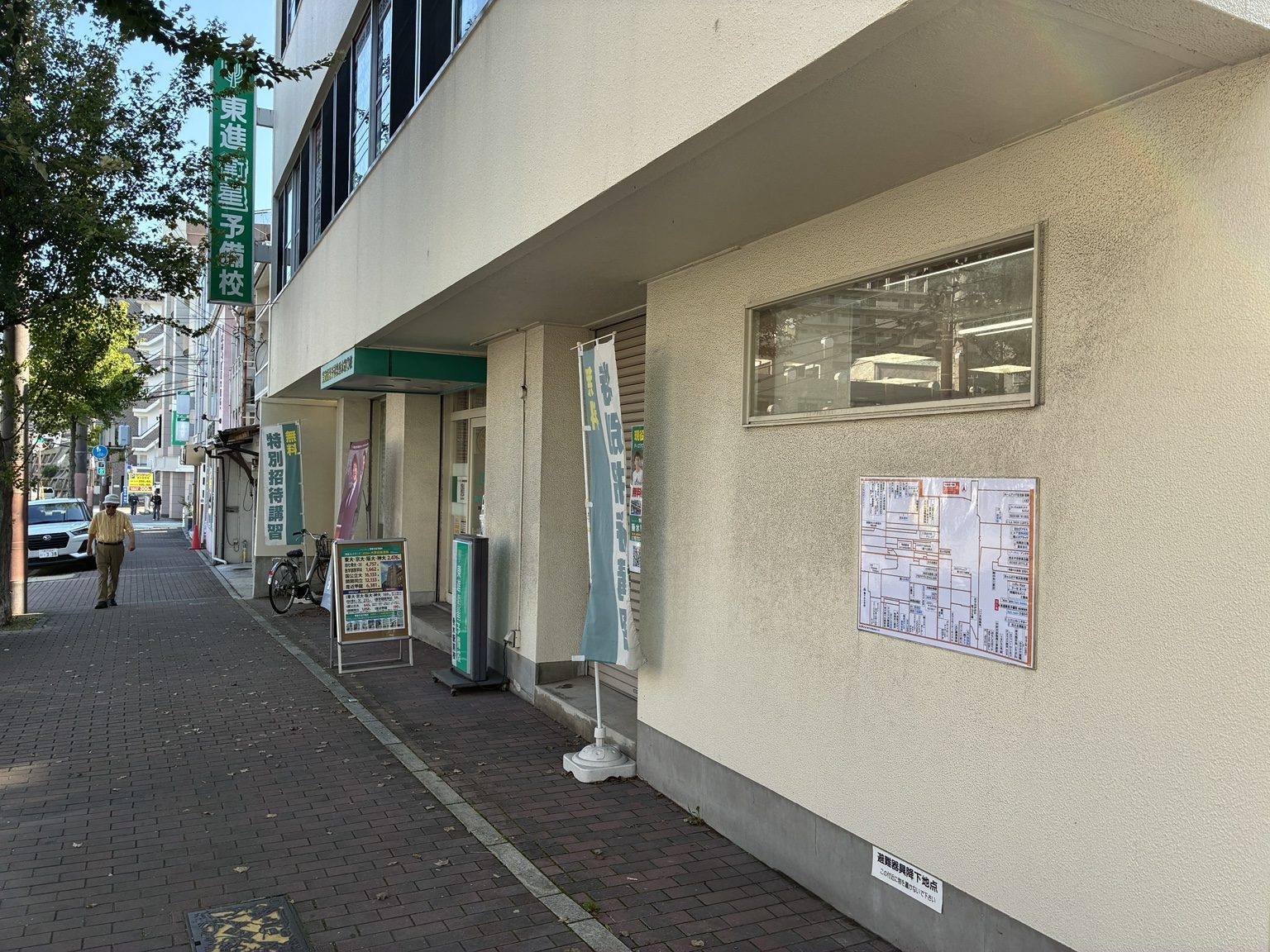 神戸市垂水区の学習塾前に設置された案内地図看板