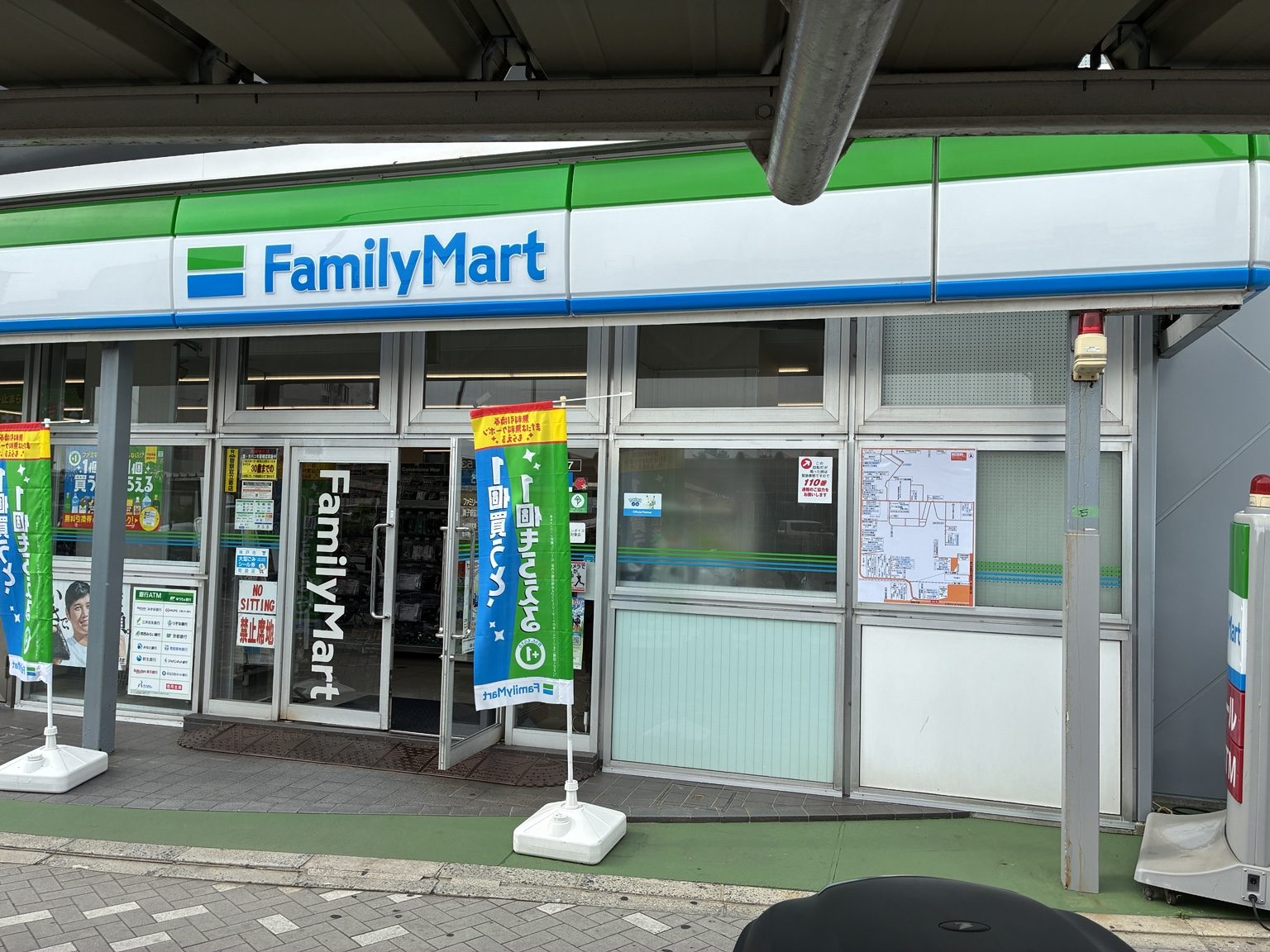 神戸市垂水区のコンビニエンスストア前に設置された案内地図看板