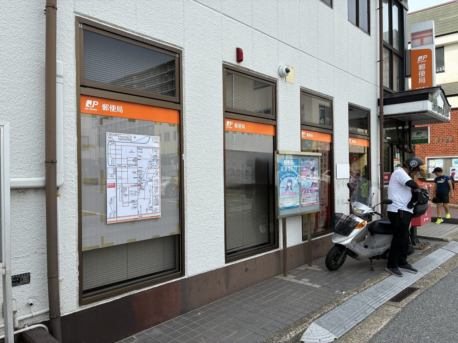 神戸市垂水区の郵便局外壁に設置された案内地図看板