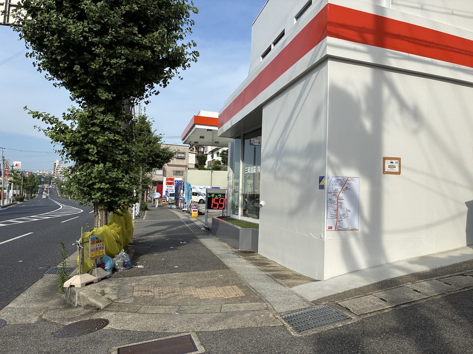神戸市垂水区のガソリンスタンド外壁に設置された案内地図看板