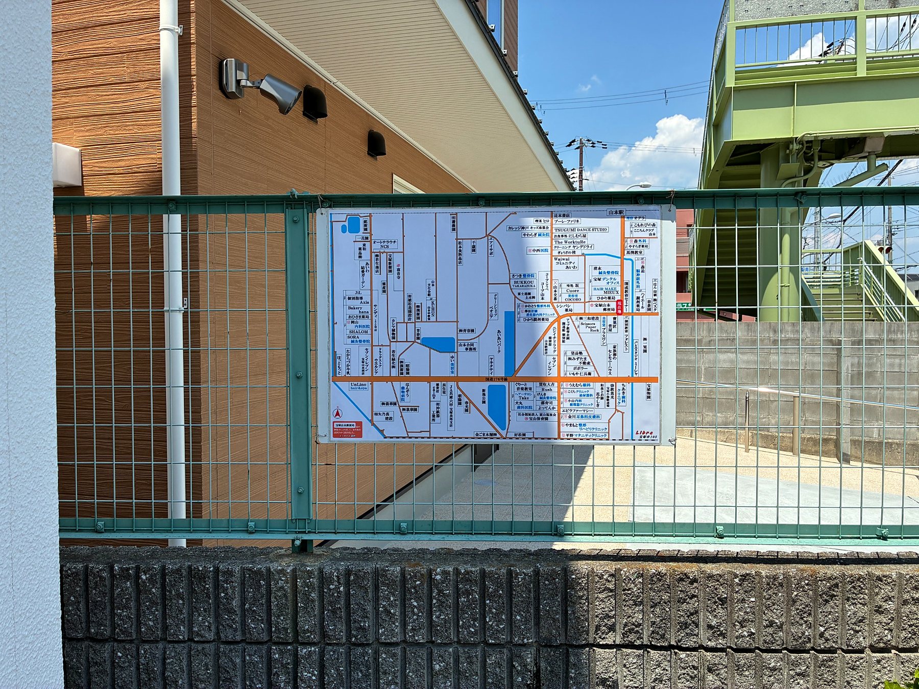 宝塚市の歩道沿いフェンスに設置された案内板